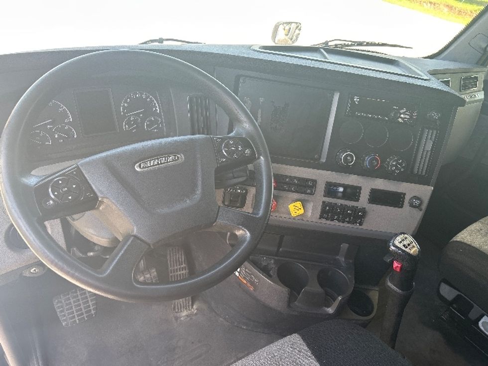 Sleeper Tractor-Heavy Duty Tractors-Freightliner-2020-T12664ST-Hammond-LA-520,758\n\t\tmiles-$ 61,000 - Image 9