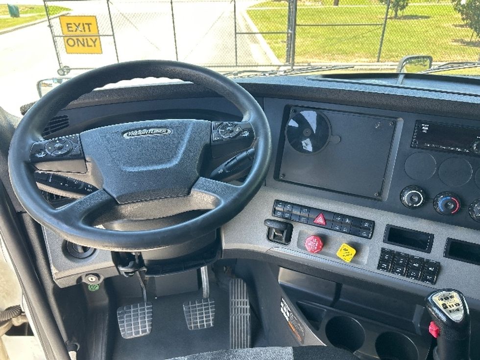 Sleeper Tractor-Heavy Duty Tractors-Freightliner-2020-T12664ST-Hammond-LA-686,282\n\t\tmiles-$ 44,250 - Image 11