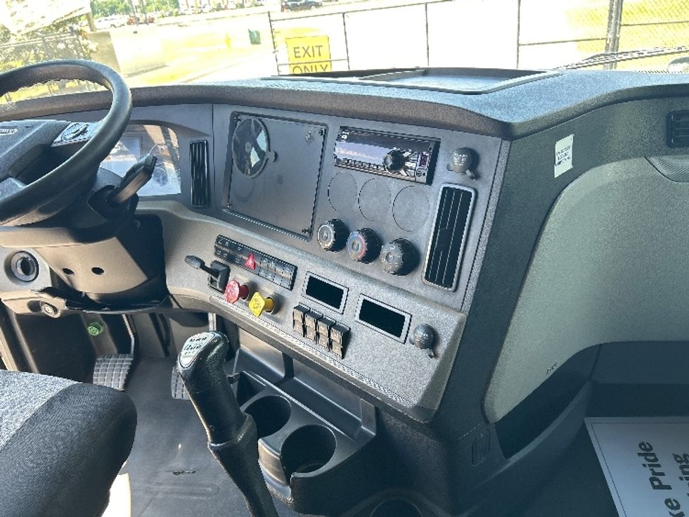 Sleeper Tractor-Heavy Duty Tractors-Freightliner-2020-T12664ST-Hammond-LA-686,282\n\t\tmiles-$ 44,250 - Image 12