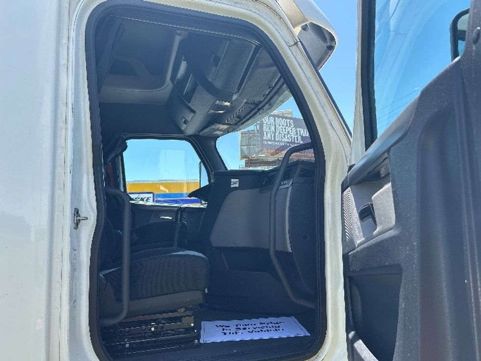 Sleeper Tractor-Heavy Duty Tractors-Freightliner-2020-T12664ST-Hammond-LA-686,282\n\t\tmiles-$ 44,250 - Image 13