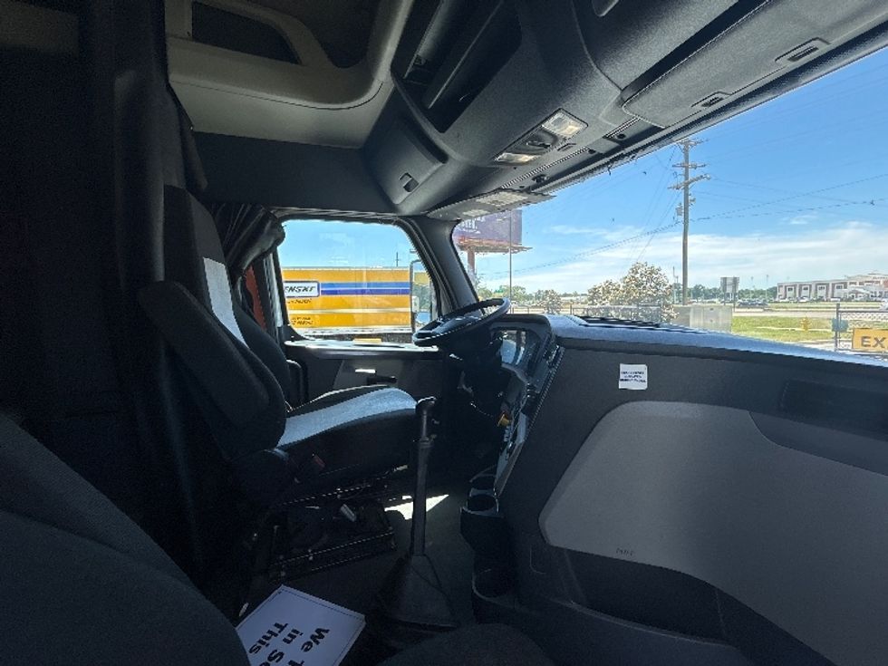 Sleeper Tractor-Heavy Duty Tractors-Freightliner-2020-T12664ST-Hammond-LA-686,282\n\t\tmiles-$ 44,250 - Image 15