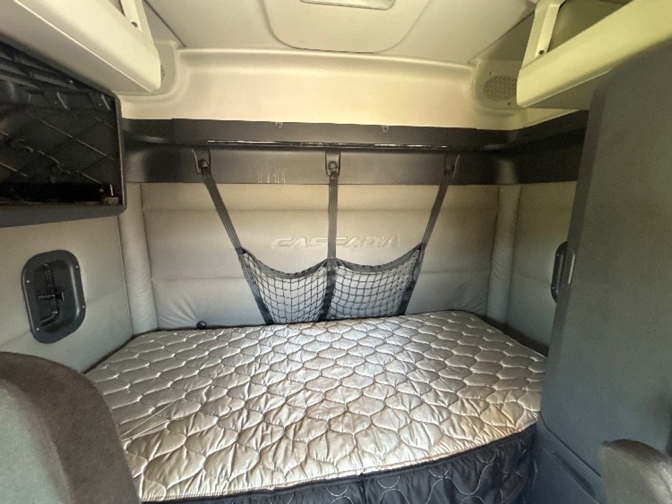 Sleeper Tractor-Heavy Duty Tractors-Freightliner-2020-T12664ST-Hammond-LA-686,282\n\t\tmiles-$ 44,250 - Image 16