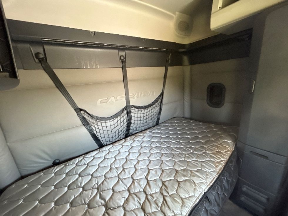 Sleeper Tractor-Heavy Duty Tractors-Freightliner-2020-T12664ST-Hammond-LA-686,282\n\t\tmiles-$ 44,250 - Image 17