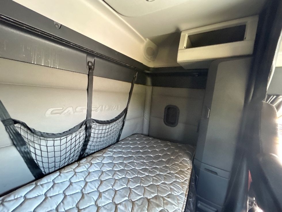 Sleeper Tractor-Heavy Duty Tractors-Freightliner-2020-T12664ST-Hammond-LA-686,282\n\t\tmiles-$ 44,250 - Image 18