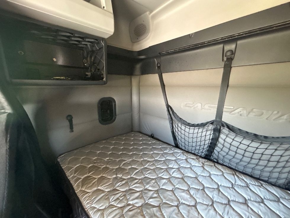 Sleeper Tractor-Heavy Duty Tractors-Freightliner-2020-T12664ST-Hammond-LA-686,282\n\t\tmiles-$ 44,250 - Image 19