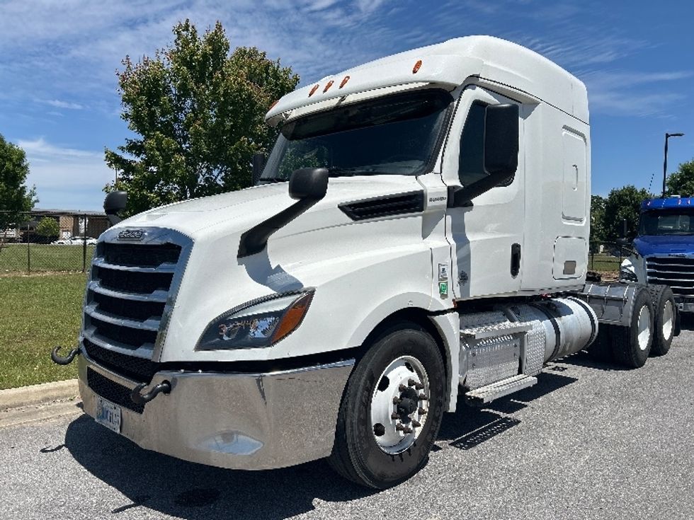Sleeper Tractor-Heavy Duty Tractors-Freightliner-2020-T12664ST-Hammond-LA-686,282\n\t\tmiles-$ 44,250 - Image 3