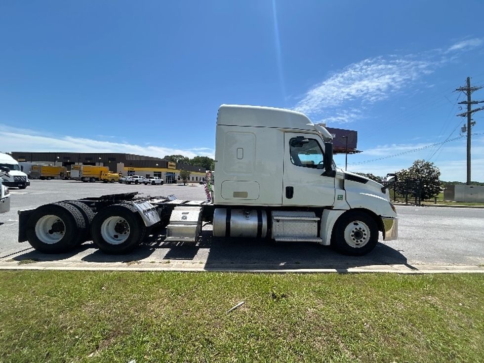Sleeper Tractor-Heavy Duty Tractors-Freightliner-2020-T12664ST-Hammond-LA-686,282\n\t\tmiles-$ 44,250 - Image 8