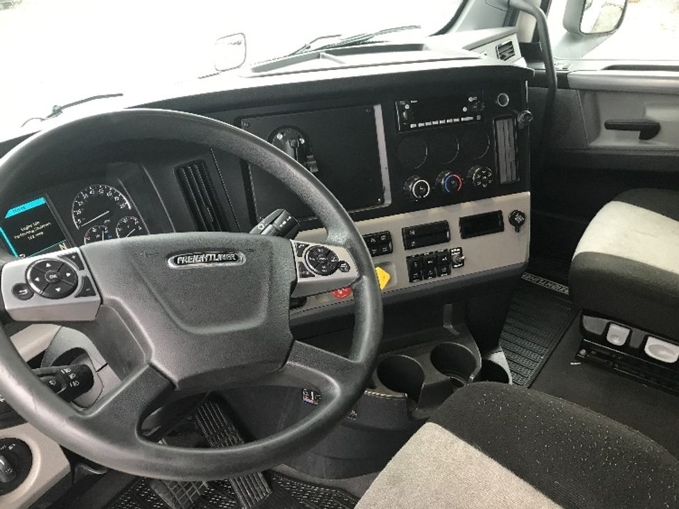 Sleeper Tractor-Heavy Duty Tractors-Freightliner-2020-T12664ST-Harrisburg-PA-374,436\n\t\tmiles-$ 68,000 - Image 10