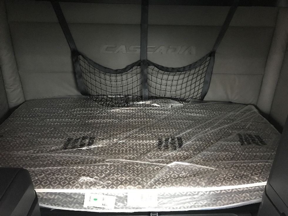 Sleeper Tractor-Heavy Duty Tractors-Freightliner-2020-T12664ST-Harrisburg-PA-374,436\n\t\tmiles-$ 68,000 - Image 16