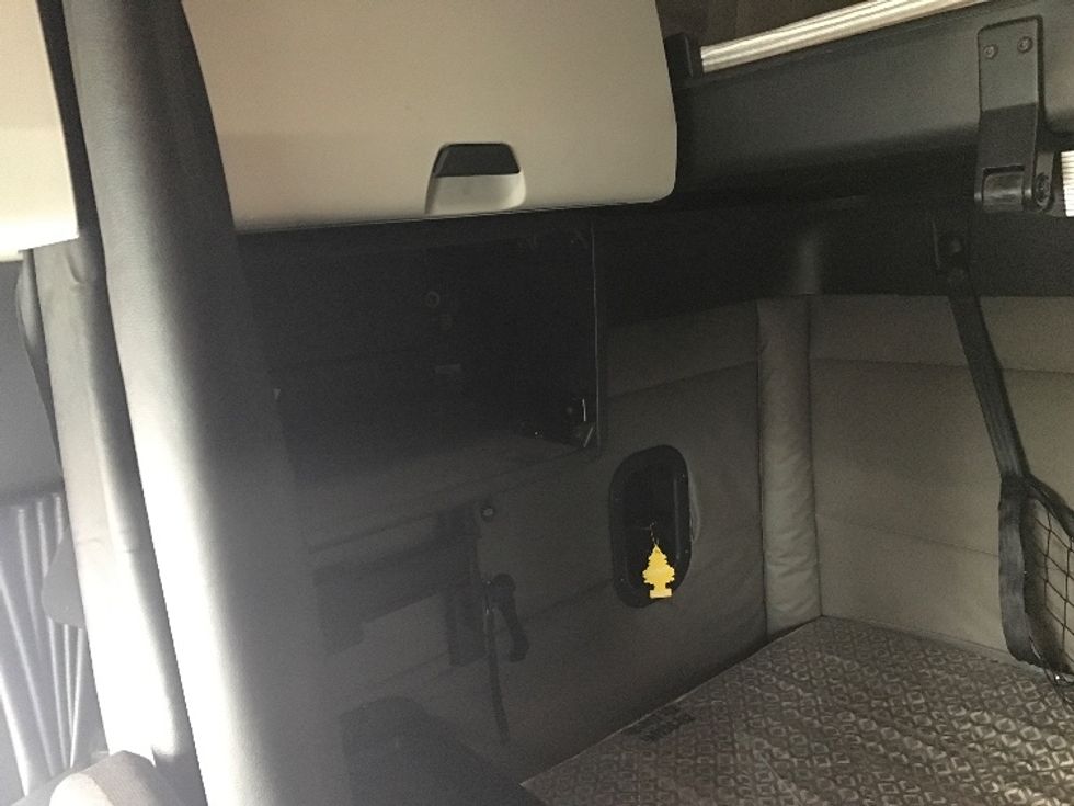 Sleeper Tractor-Heavy Duty Tractors-Freightliner-2020-T12664ST-Harrisburg-PA-374,436\n\t\tmiles-$ 68,000 - Image 19