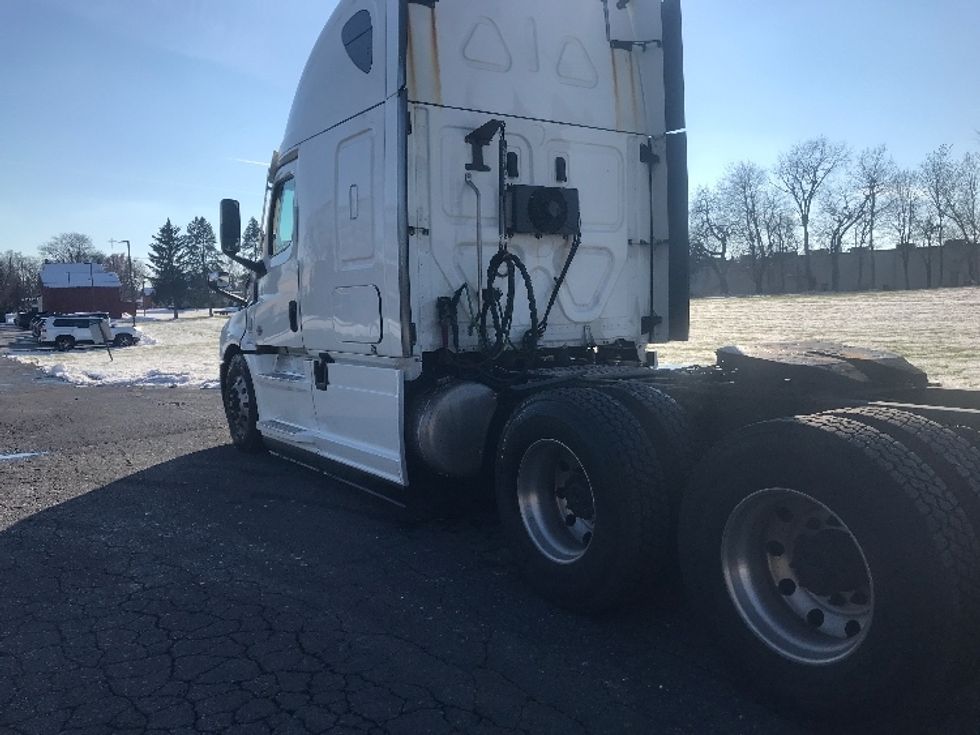 Sleeper Tractor-Heavy Duty Tractors-Freightliner-2020-T12664ST-Harrisburg-PA-374,436\n\t\tmiles-$ 68,000 - Image 5