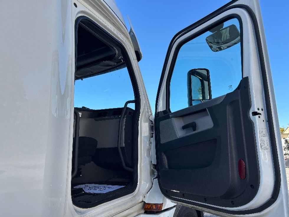 Sleeper Tractor-Heavy Duty Tractors-Freightliner-2020-T12664ST-Harrisburg-PA-471,479\n\t\tmiles-$ 60,750 - Image 13