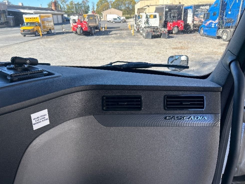 Sleeper Tractor-Heavy Duty Tractors-Freightliner-2020-T12664ST-Harrisburg-PA-471,479\n\t\tmiles-$ 60,750 - Image 14