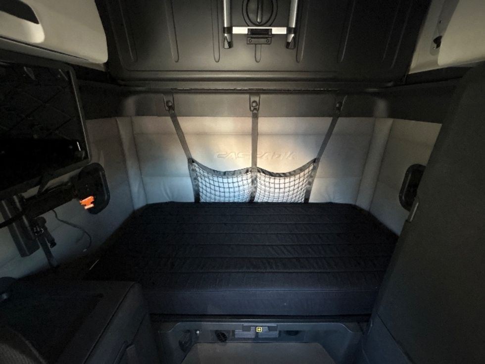 Sleeper Tractor-Heavy Duty Tractors-Freightliner-2020-T12664ST-Harrisburg-PA-471,479\n\t\tmiles-$ 60,750 - Image 16