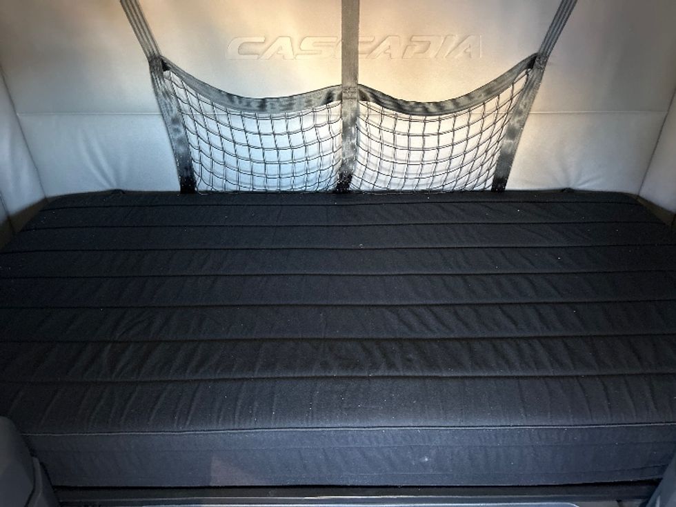 Sleeper Tractor-Heavy Duty Tractors-Freightliner-2020-T12664ST-Harrisburg-PA-471,479\n\t\tmiles-$ 60,750 - Image 17