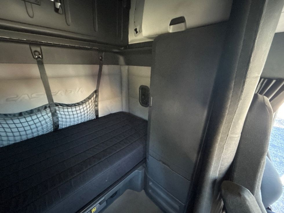 Sleeper Tractor-Heavy Duty Tractors-Freightliner-2020-T12664ST-Harrisburg-PA-471,479\n\t\tmiles-$ 60,750 - Image 18