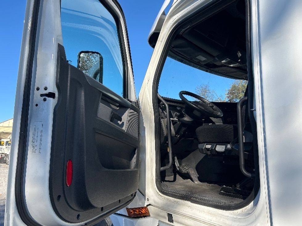 Sleeper Tractor-Heavy Duty Tractors-Freightliner-2020-T12664ST-Harrisburg-PA-471,479\n\t\tmiles-$ 60,750 - Image 9