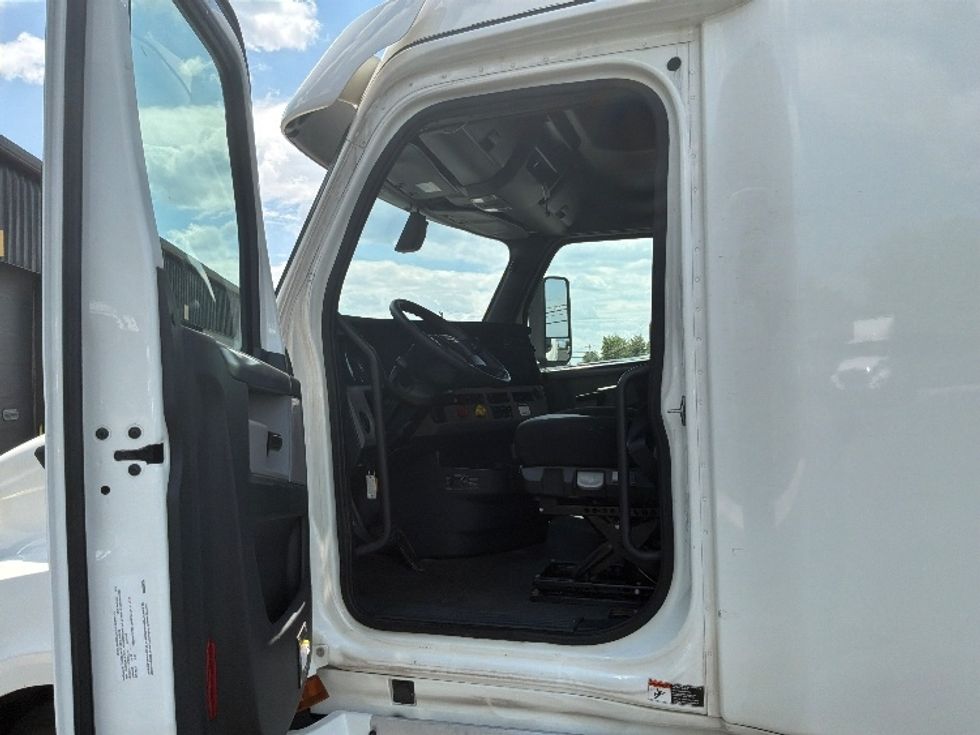 Sleeper Tractor-Heavy Duty Tractors-Freightliner-2020-T12664ST-Harrisburg-PA-551,170\n\t\tmiles-$ 57,500 - Image 9