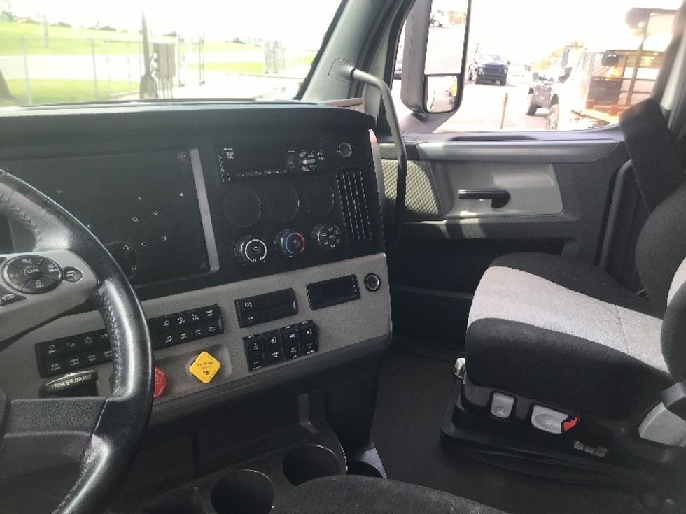 Sleeper Tractor-Heavy Duty Tractors-Freightliner-2020-T12664ST-Harrisburg-PA-566,394\n\t\tmiles-$ 51,250 - Image 12
