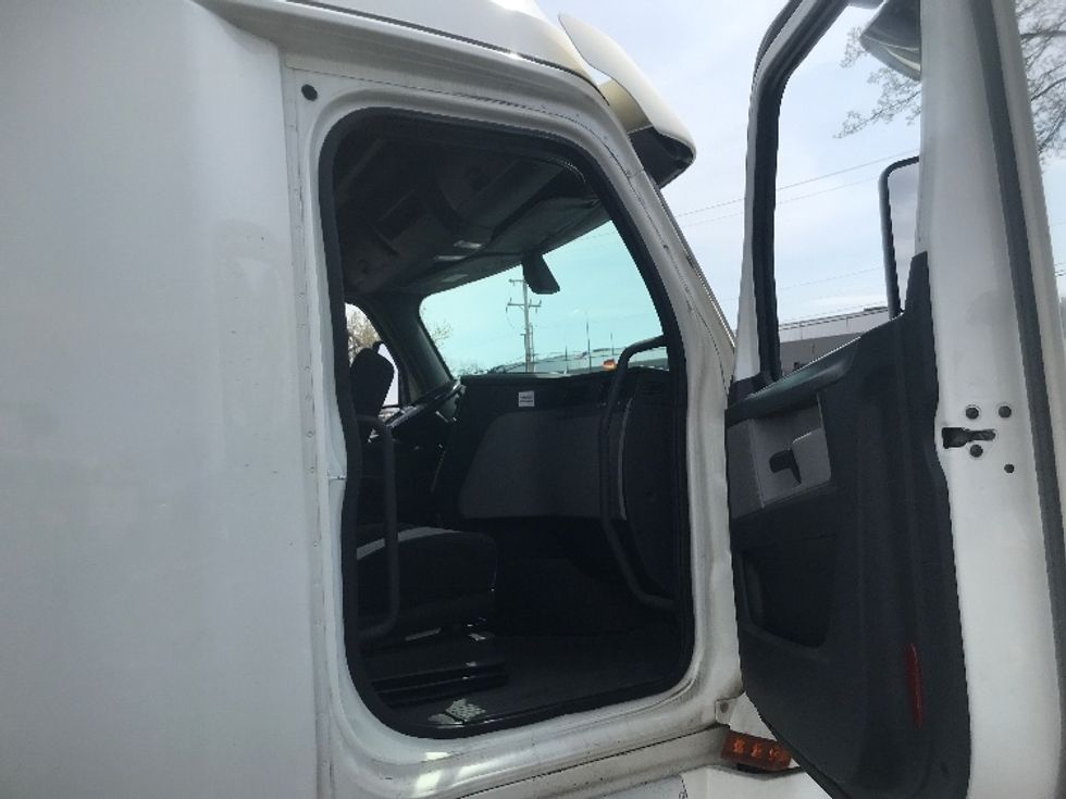 Sleeper Tractor-Heavy Duty Tractors-Freightliner-2020-T12664ST-Harrisburg-PA-566,394\n\t\tmiles-$ 51,250 - Image 13