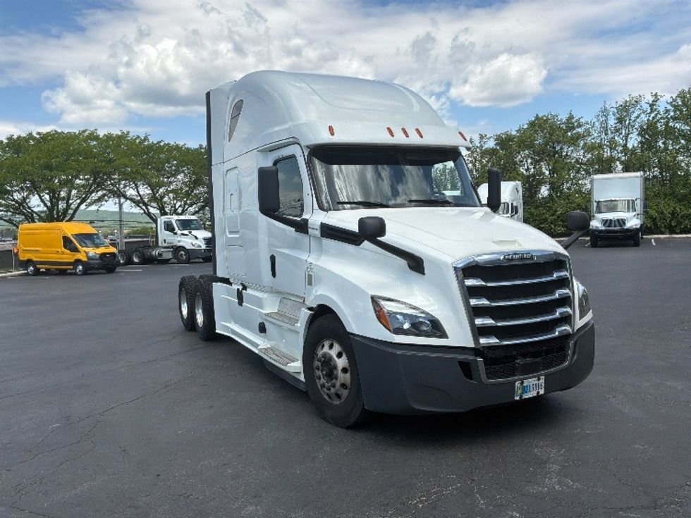 Sleeper Tractor-Heavy Duty Tractors-Freightliner-2020-T12664ST-Harrisburg-PA-716,384\n\t\tmiles-$ 45,000 - Image 1