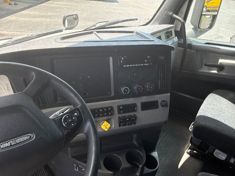 Sleeper Tractor-Heavy Duty Tractors-Freightliner-2020-T12664ST-Harrisburg-PA-716,384\n\t\tmiles-$ 45,000 - Image 11