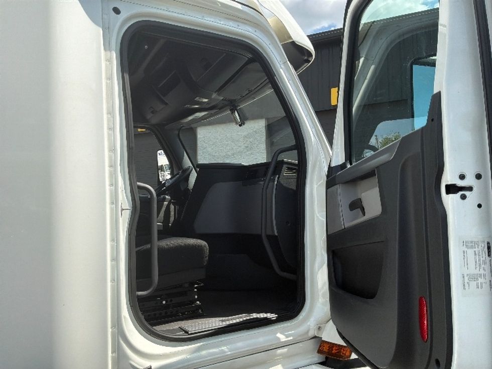 Sleeper Tractor-Heavy Duty Tractors-Freightliner-2020-T12664ST-Harrisburg-PA-716,384\n\t\tmiles-$ 45,000 - Image 13