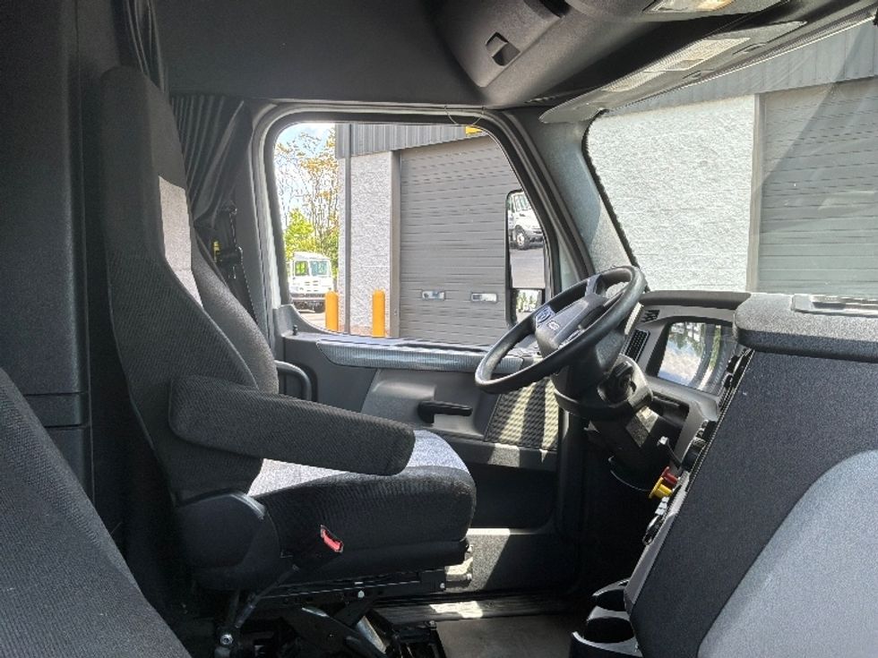 Sleeper Tractor-Heavy Duty Tractors-Freightliner-2020-T12664ST-Harrisburg-PA-716,384\n\t\tmiles-$ 45,000 - Image 15