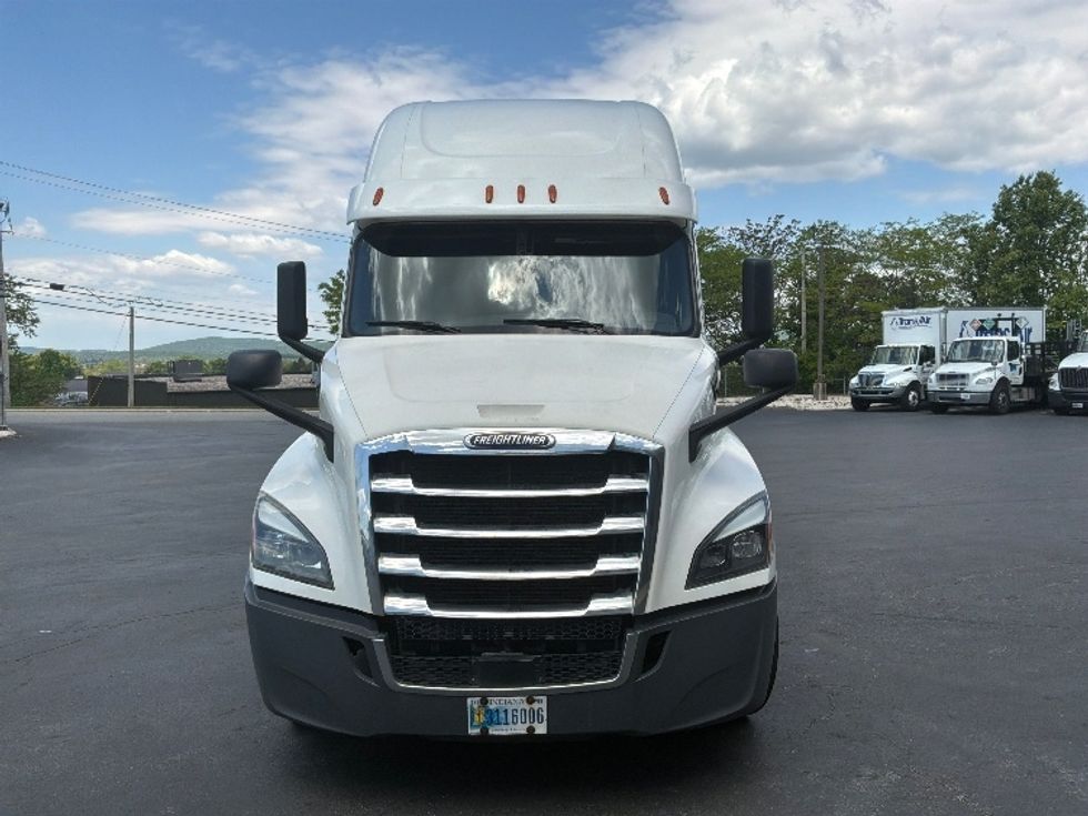 Sleeper Tractor-Heavy Duty Tractors-Freightliner-2020-T12664ST-Harrisburg-PA-716,384\n\t\tmiles-$ 45,000 - Image 2