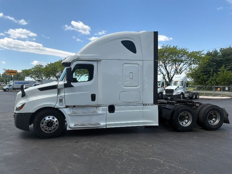 Sleeper Tractor-Heavy Duty Tractors-Freightliner-2020-T12664ST-Harrisburg-PA-716,384\n\t\tmiles-$ 45,000 - Image 4
