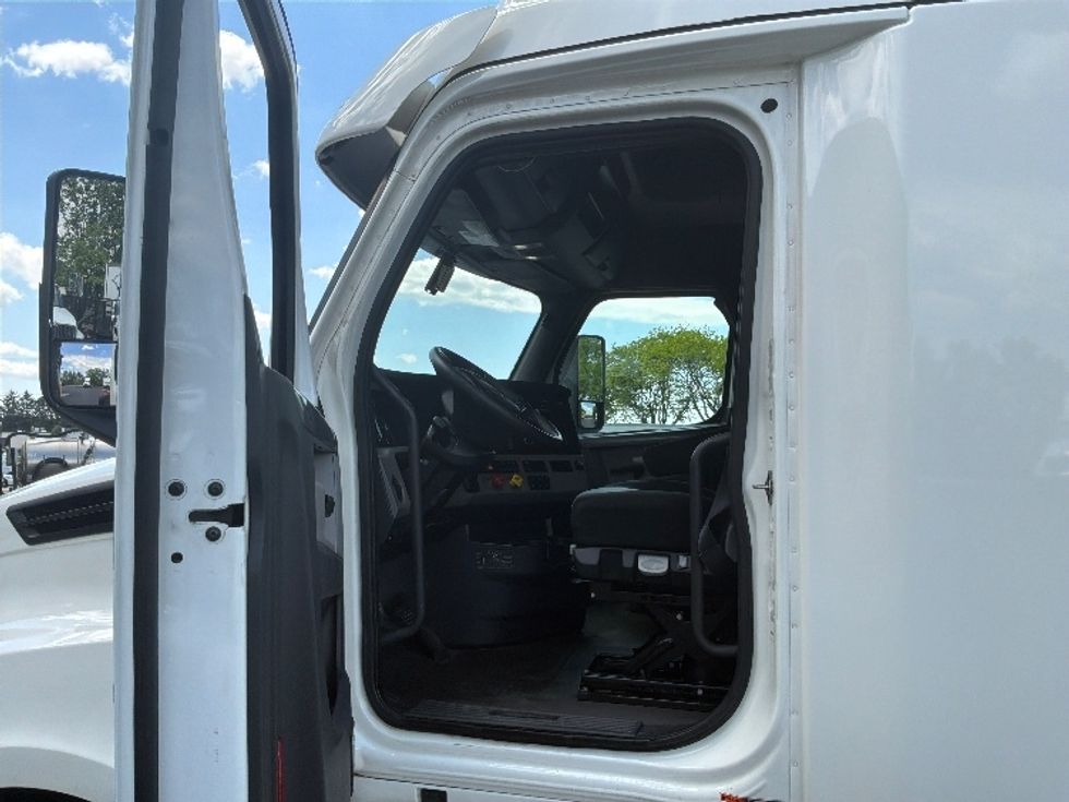 Sleeper Tractor-Heavy Duty Tractors-Freightliner-2020-T12664ST-Harrisburg-PA-716,384\n\t\tmiles-$ 45,000 - Image 9