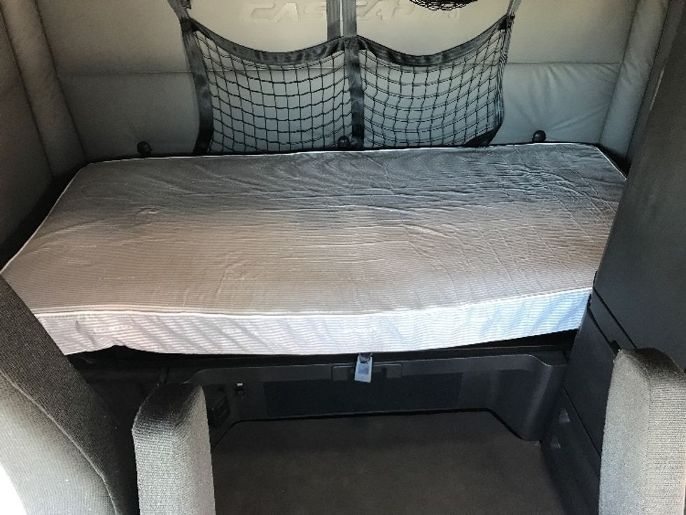 Sleeper Tractor-Heavy Duty Tractors-Freightliner-2020-T12664ST-Harrisonburg-VA-492,460\n\t\tmiles-$ 58,000 - Image 16