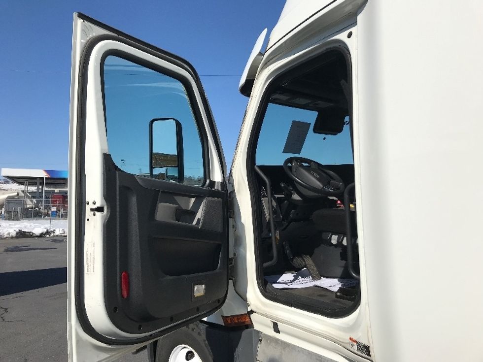 Sleeper Tractor-Heavy Duty Tractors-Freightliner-2020-T12664ST-Harrisonburg-VA-492,460\n\t\tmiles-$ 58,000 - Image 9