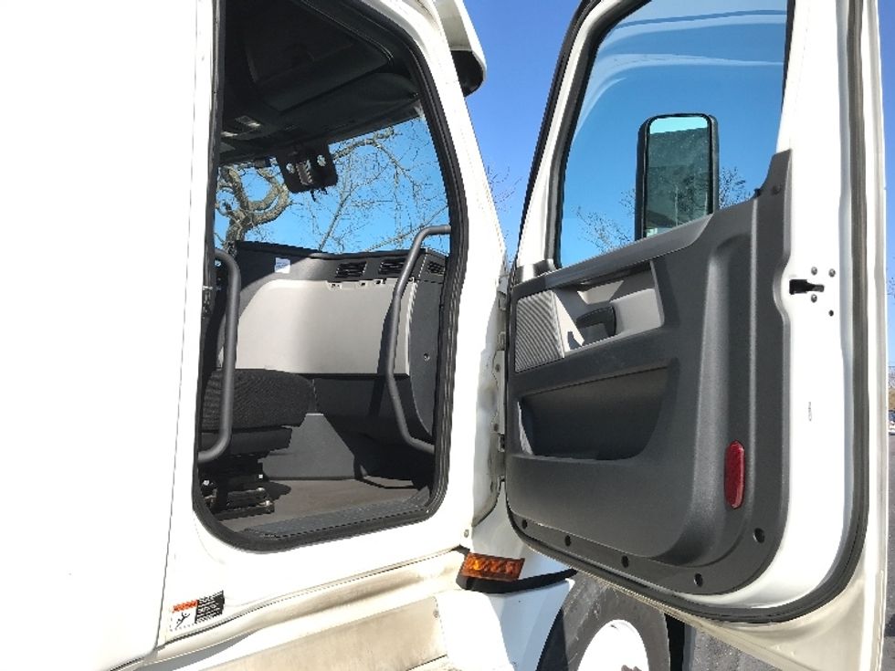 Sleeper Tractor-Heavy Duty Tractors-Freightliner-2020-T12664ST-Harrisonburg-VA-644,986\n\t\tmiles-$ 47,250 - Image 13