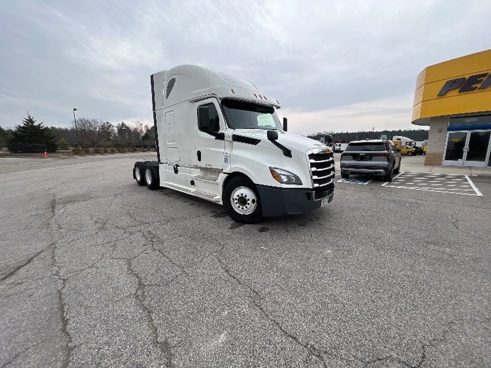 Sleeper Tractor-Heavy Duty Tractors-Freightliner-2020-T12664ST-Harrisonburg-VA-690,275\n\t\tmiles-$ 45,750 - Image 1