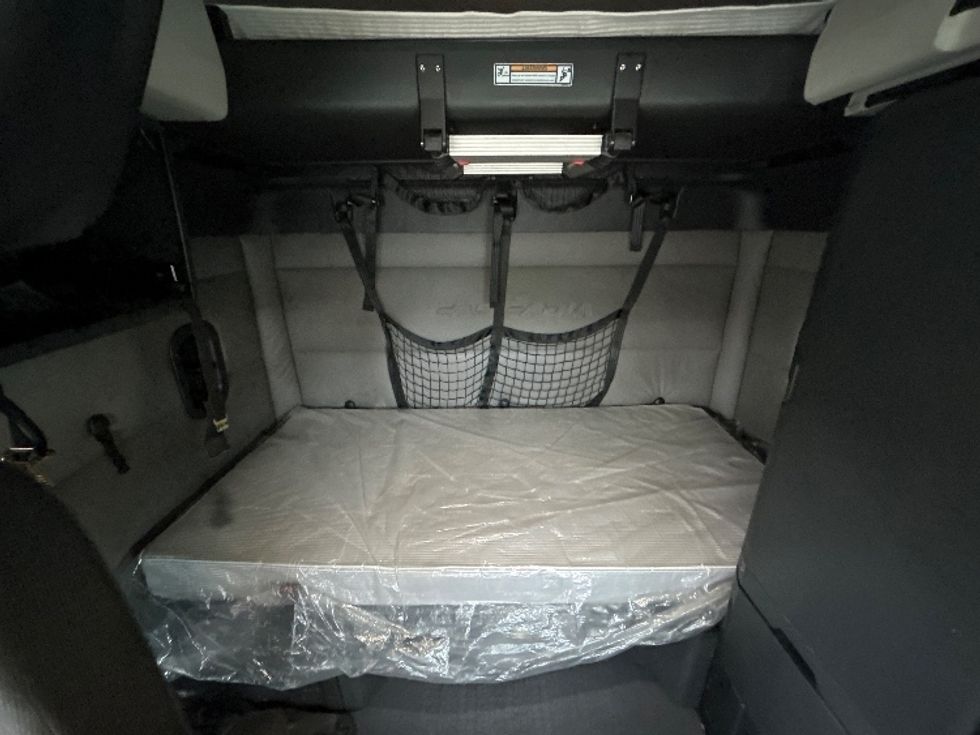 Sleeper Tractor-Heavy Duty Tractors-Freightliner-2020-T12664ST-Harrisonburg-VA-690,275\n\t\tmiles-$ 45,750 - Image 16