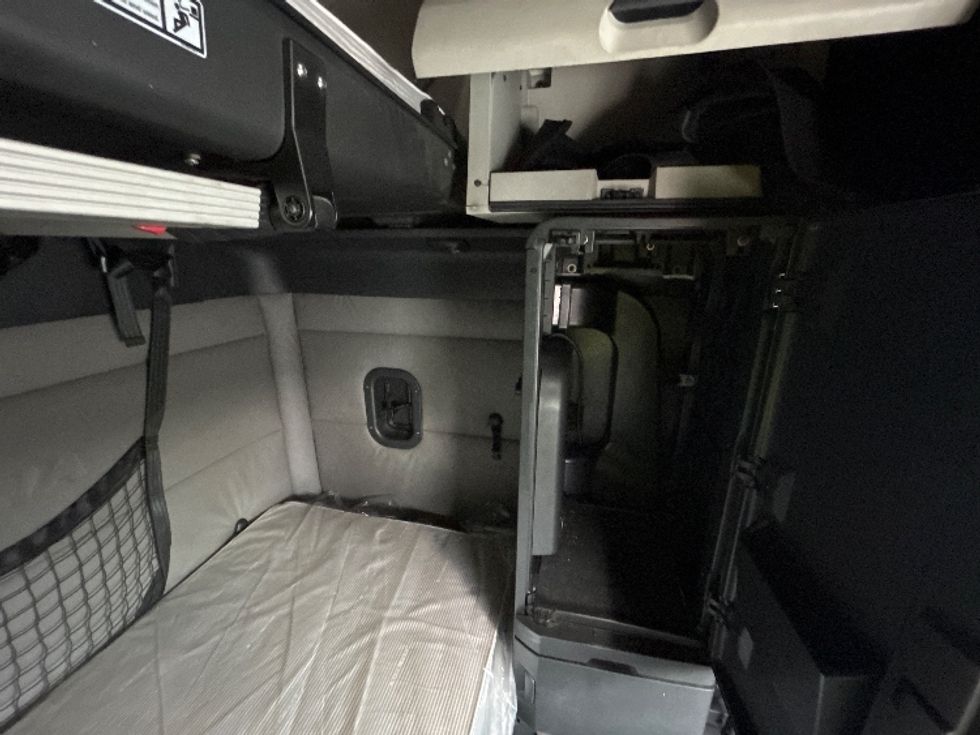 Sleeper Tractor-Heavy Duty Tractors-Freightliner-2020-T12664ST-Harrisonburg-VA-690,275\n\t\tmiles-$ 45,750 - Image 18