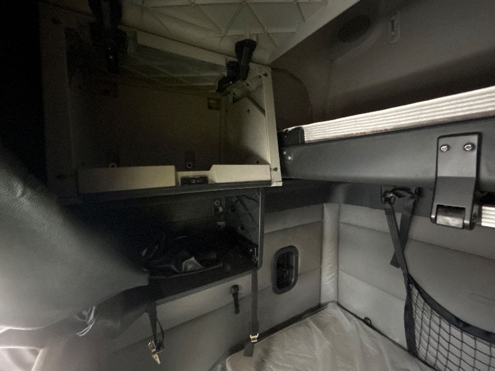 Sleeper Tractor-Heavy Duty Tractors-Freightliner-2020-T12664ST-Harrisonburg-VA-690,275\n\t\tmiles-$ 45,750 - Image 19