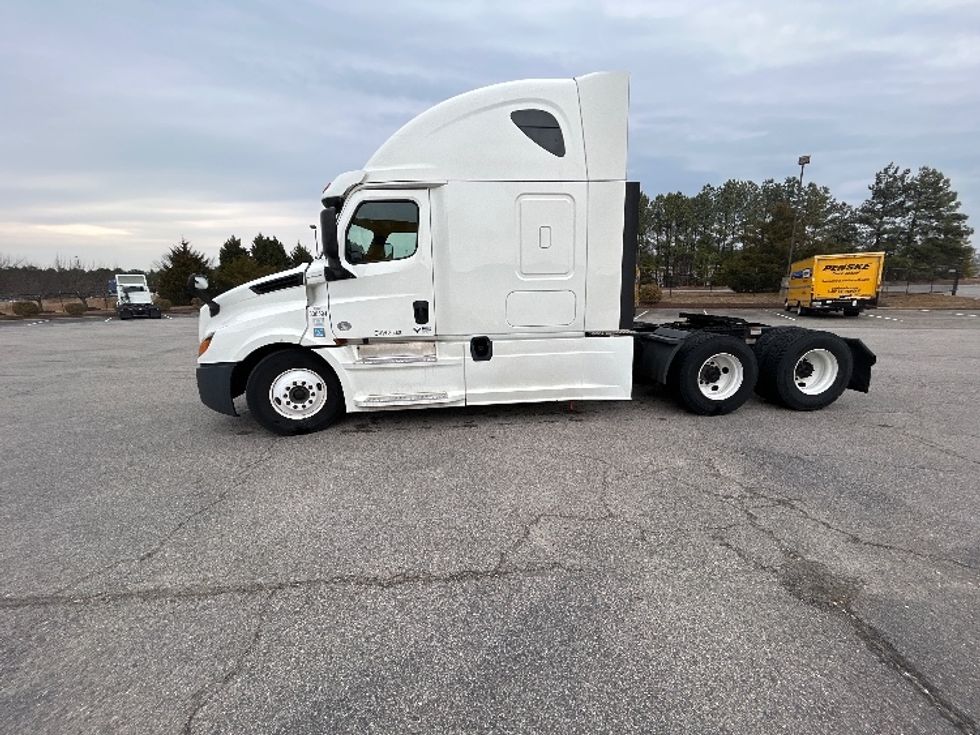 Sleeper Tractor-Heavy Duty Tractors-Freightliner-2020-T12664ST-Harrisonburg-VA-690,275\n\t\tmiles-$ 45,750 - Image 4