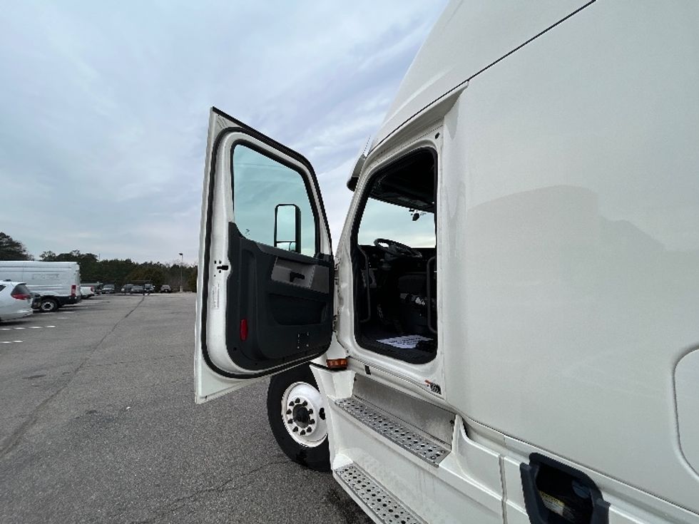 Sleeper Tractor-Heavy Duty Tractors-Freightliner-2020-T12664ST-Harrisonburg-VA-690,275\n\t\tmiles-$ 45,750 - Image 9