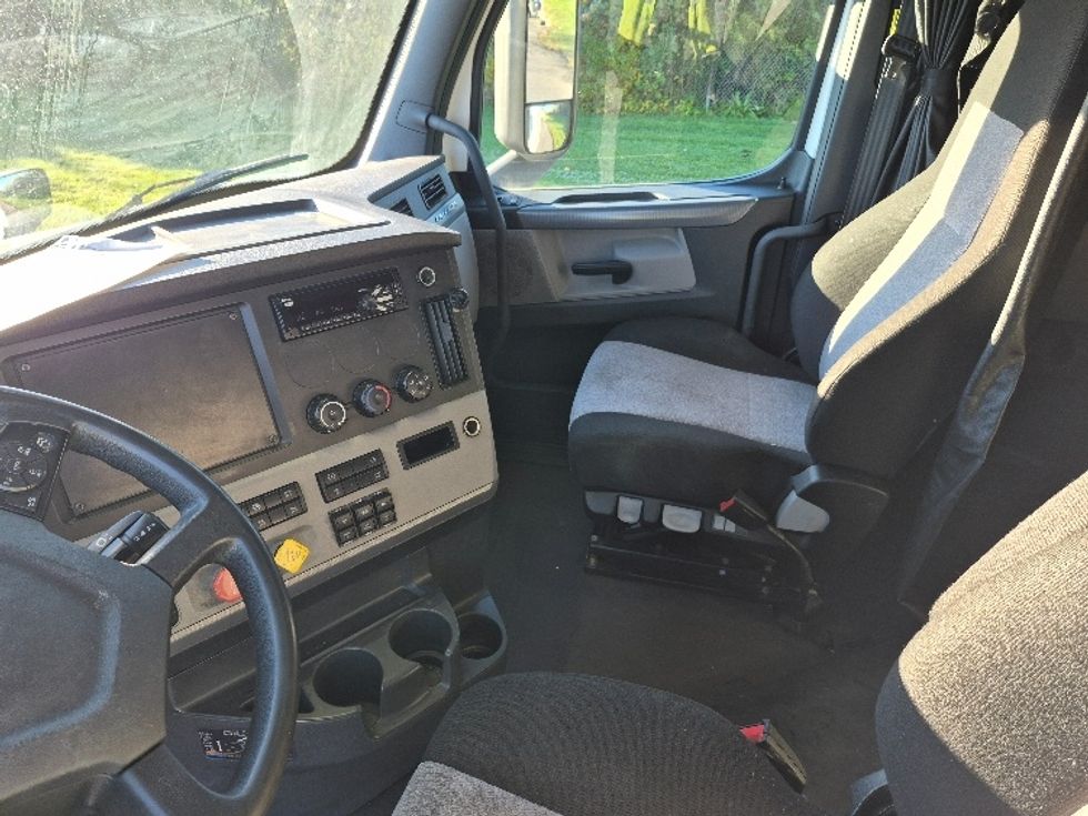 Sleeper Tractor-Heavy Duty Tractors-Freightliner-2020-T12664ST-Hazleton-PA-450,095\n\t\tmiles-$ 68,250 - Image 10