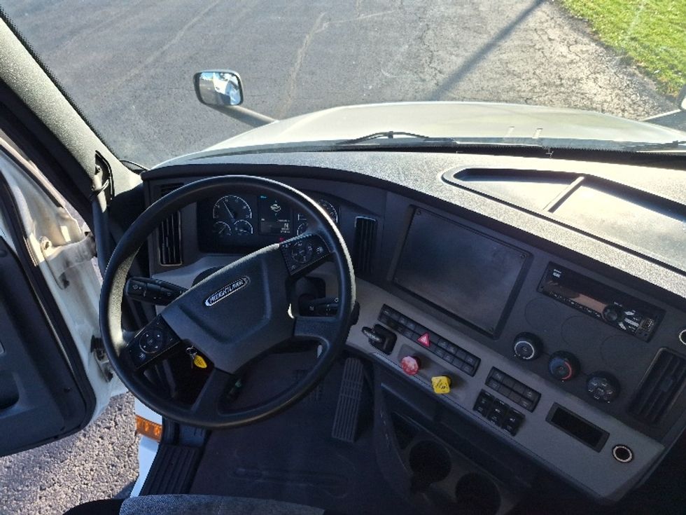 Sleeper Tractor-Heavy Duty Tractors-Freightliner-2020-T12664ST-Hazleton-PA-450,095\n\t\tmiles-$ 68,250 - Image 11