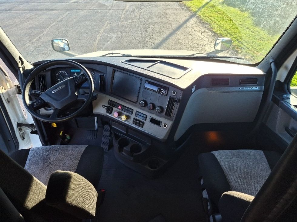 Sleeper Tractor-Heavy Duty Tractors-Freightliner-2020-T12664ST-Hazleton-PA-450,095\n\t\tmiles-$ 68,250 - Image 12