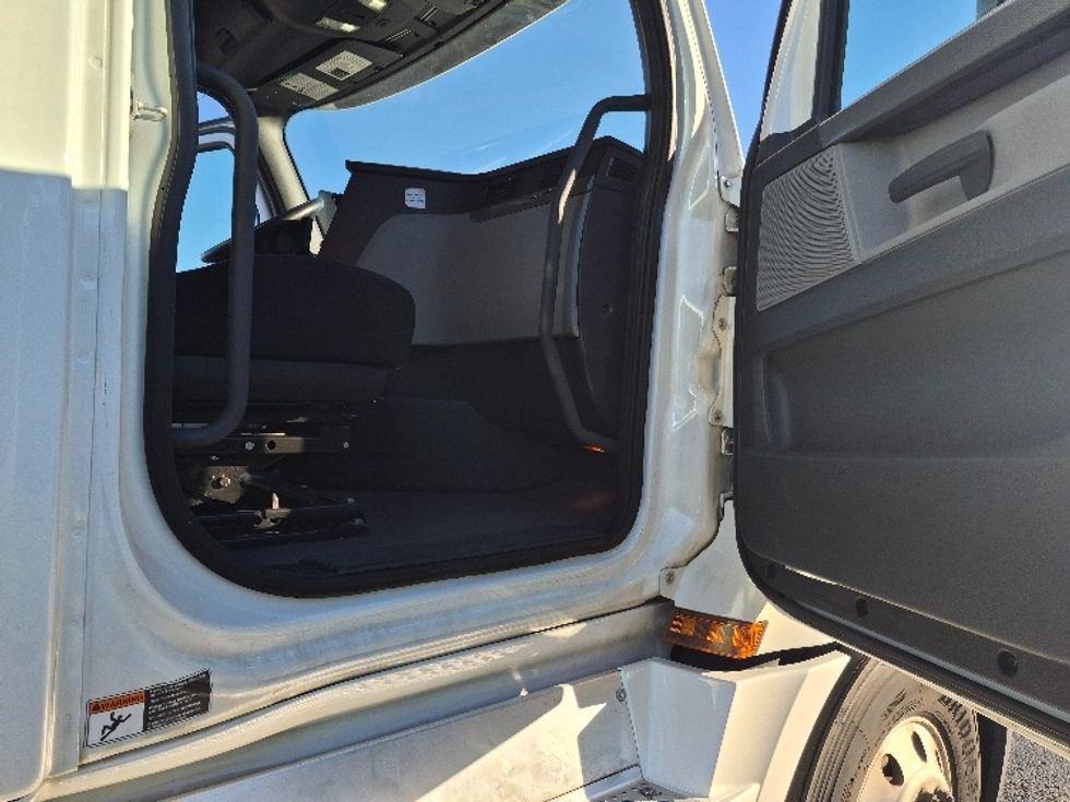 Sleeper Tractor-Heavy Duty Tractors-Freightliner-2020-T12664ST-Hazleton-PA-450,095\n\t\tmiles-$ 68,250 - Image 13