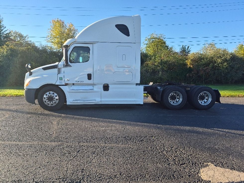 Sleeper Tractor-Heavy Duty Tractors-Freightliner-2020-T12664ST-Hazleton-PA-450,095\n\t\tmiles-$ 68,250 - Image 4