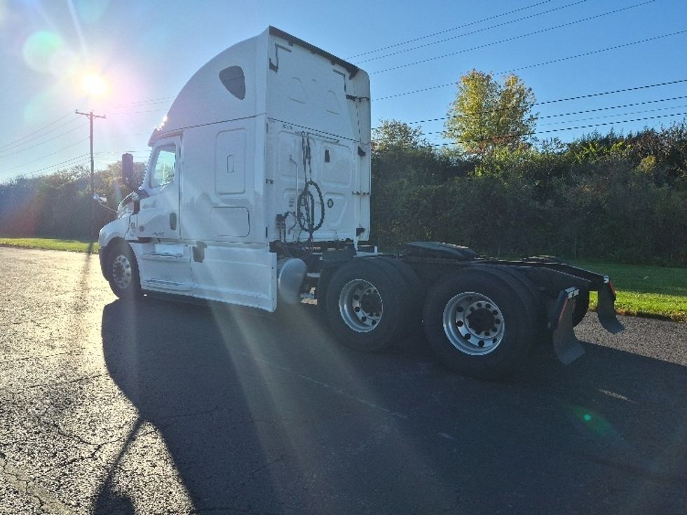 Sleeper Tractor-Heavy Duty Tractors-Freightliner-2020-T12664ST-Hazleton-PA-450,095\n\t\tmiles-$ 68,250 - Image 5