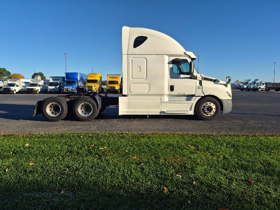 Sleeper Tractor-Heavy Duty Tractors-Freightliner-2020-T12664ST-Hazleton-PA-450,095\n\t\tmiles-$ 68,250 - Image 8