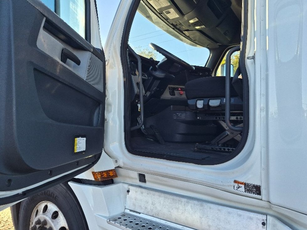 Sleeper Tractor-Heavy Duty Tractors-Freightliner-2020-T12664ST-Hazleton-PA-450,095\n\t\tmiles-$ 68,250 - Image 9