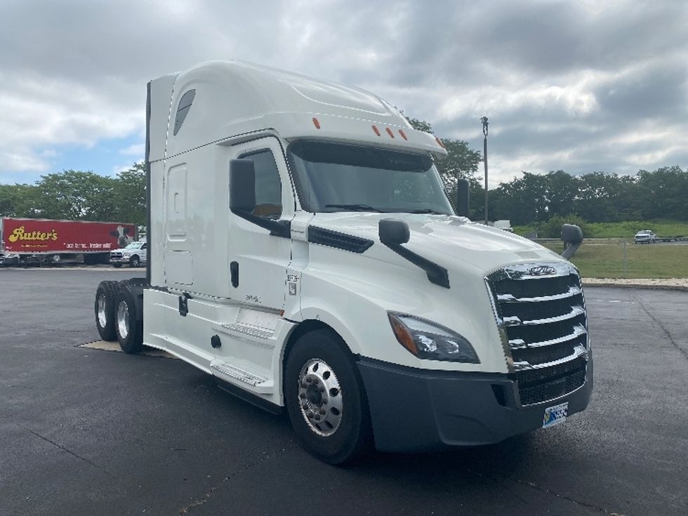 Sleeper Tractor-Heavy Duty Tractors-Freightliner-2020-T12664ST-Hazleton-PA-519,393\n\t\tmiles-$ 61,000 - Image 1