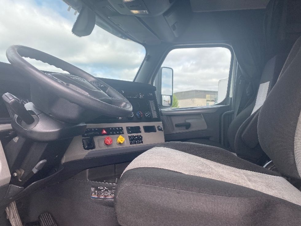 Sleeper Tractor-Heavy Duty Tractors-Freightliner-2020-T12664ST-Hazleton-PA-519,393\n\t\tmiles-$ 61,000 - Image 10